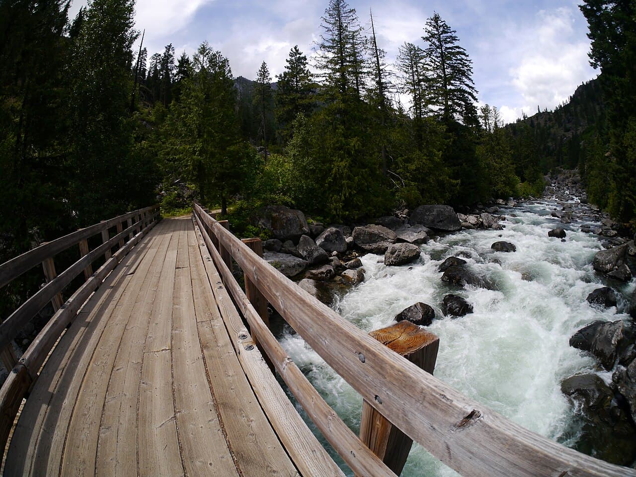 The footbridge over Icicle Creek at the Snow Lakes Trailhead