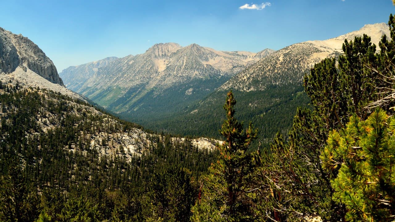 The Mono Creek valley in the John Muir Wilderness