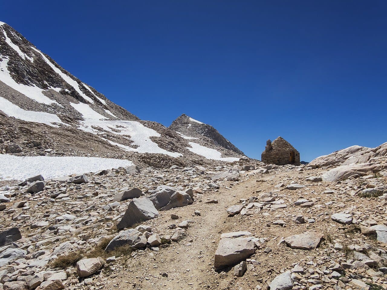 The stone Muir Hut on the trail at Muir Pass