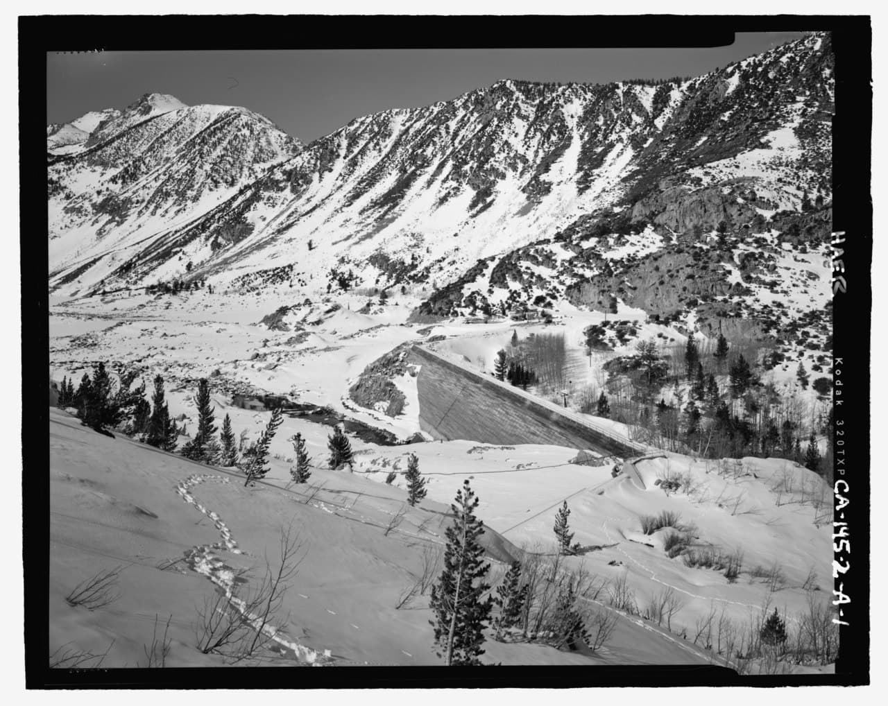 Inyo NF Wilderness Permit — Sabrina Lake wilderness permit area in Inyo National Forest - backcountry hiking destination