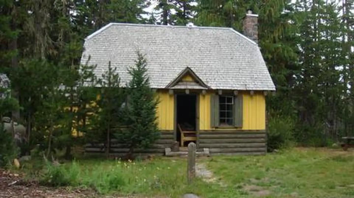 Olallie Lake Guard Station Cabin in Oregon